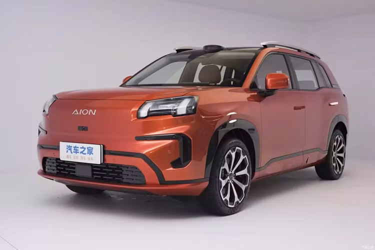 So sánh hai xe, AION V có lợi thế hơn về thời lượng pin nhưng xét về kết cấu hệ thống treo thì Geely Galaxy E5 thể hiện tốt hơn về mặt thoải mái khi lái xe. Là mẫu xe chuẩn mực trong phân khúc SUV cỡ nhỏ, BYD Atto 3 đang có tốc độ tăng trưởng doanh số nhanh chóng.