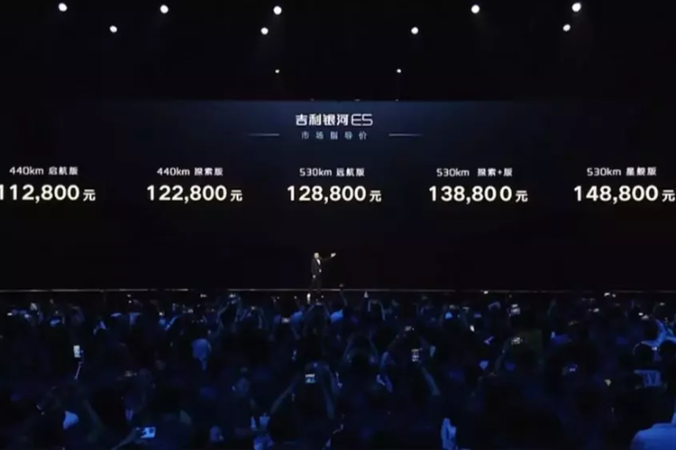 So với cả hai, Galaxy E5 có những lợi thế nhất định về kích thước tổng thể và sức mạnh, đồng thời, hệ thống Flyme Auto được Meizu tích hợp cũng mang lại cho chiếc xe nhiều điểm sáng hơn. Là mẫu SUV chạy điện thuần túy đầu tiên trong gia đình, Geely Galaxy E5 tiếp tục mở rộng dòng sản phẩm của thương hiệu.