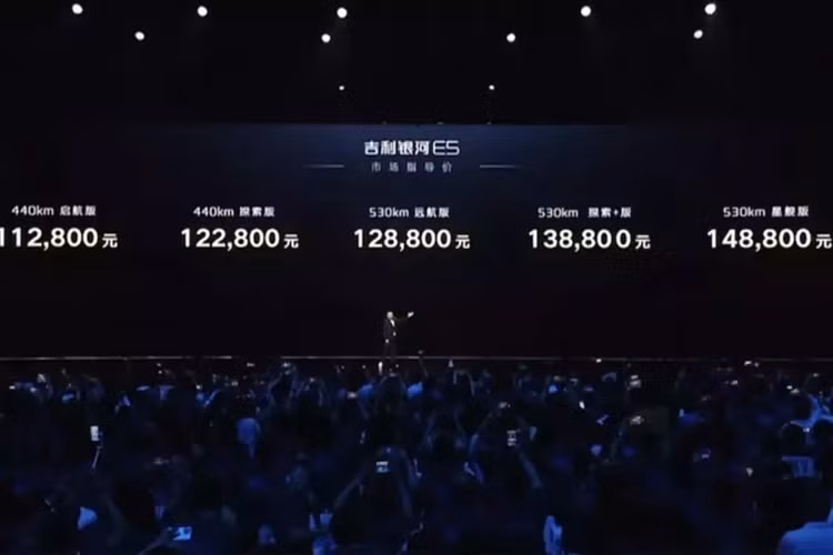 So với cả hai, Galaxy E5 có những lợi thế nhất định về kích thước tổng thể và sức mạnh, đồng thời, hệ thống Flyme Auto được Meizu tích hợp cũng mang lại cho chiếc xe nhiều điểm sáng hơn. Là mẫu SUV chạy điện thuần túy đầu tiên trong gia đình, Geely Galaxy E5 tiếp tục mở rộng dòng sản phẩm của thương hiệu.