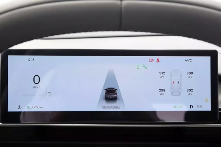 Geely Galaxy E5 được cung cấp năng lượng bởi CPU Dragon Eagle One 7 nm của Trung Quốc. Geely đã giới thiệu công nghệ tay nắm cửa ẩn sáng tạo hứa hẹn khả năng vận hành đáng tin cậy ngay cả trong điều kiện khắc nghiệt và có kế hoạch chia sẻ công nghệ này với ngành công nghiệp.