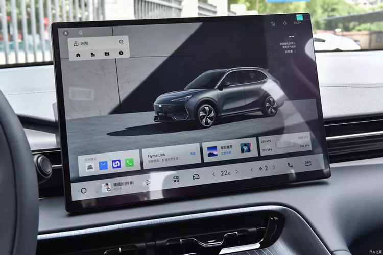 Về nội thất, Galaxy E5 tạo ra bầu không khí dễ chịu thông qua việc sử dụng các chất liệu khác nhau, đường khâu ghế và trang trí sọc. Cung cấp ánh sáng xung quanh nội thất 256 màu. Các ghế trên mẫu xe này có khả năng điều chỉnh chỗ để chân, hệ thống thông gió/sưởi/mát-xa và loa tựa đầu tùy chọn.