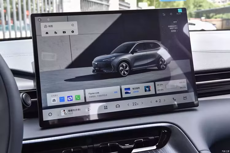 Về nội thất, Galaxy E5 tạo ra bầu không khí dễ chịu thông qua việc sử dụng các chất liệu khác nhau, đường khâu ghế và trang trí sọc. Cung cấp ánh sáng xung quanh nội thất 256 màu. Các ghế trên mẫu xe này có khả năng điều chỉnh chỗ để chân, hệ thống thông gió/sưởi/mát-xa và loa tựa đầu tùy chọn.
