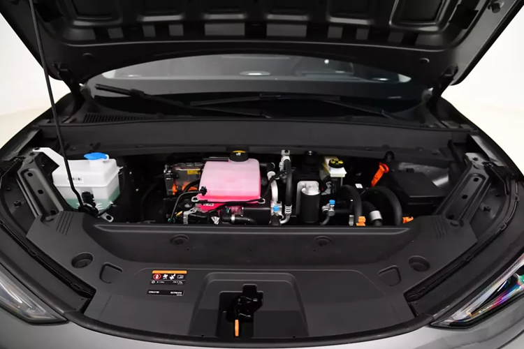 Về mặt bổ sung năng lượng, có thể hoàn thành việc sạc 30%-80% trong 20 phút. Ngoài ra, xe cũng sẽ được trang bị hệ thống chống trượt dẫn động mọi thời tiết G-TCS do Geely tự phát triển, có thể kiểm soát công suất mô-men xoắn của dẫn động điện dựa trên hệ số bám đường và luôn duy trì độ bám đường tối ưu.