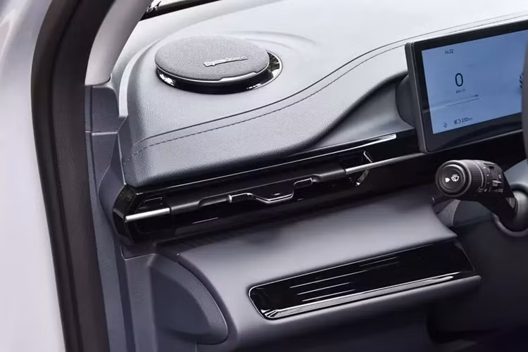 Điều đáng nói là diện tích sử dụng của ô tô có thể đạt 4,03㎡, diện tích chiếu sáng có thể đạt 3,39㎡ và “tỷ lệ lấp đầy” có thể đạt 67,2%. Về sức mạnh, Geely Galaxy E5 sử dụng hệ thống điện thuần một động cơ có công suất tối đa 160kW, tương đương 215 mã lực và mô-men xoắn cực đại 320 Nm