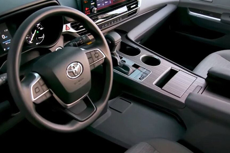 Ở thế hệ mới này, Toyota Sienna 2025 còn có nhiều trang bị xịn sò khác như: cụm đồng hồ kỹ thuật số 12,3 inch trên các phiên bản XSE, Woodland Edition, Limited và Platinum; các bản cao cấp có máy hút bụi và tủ lạnh nhỏ.