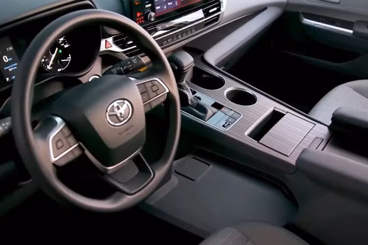 Ở thế hệ mới này, Toyota Sienna 2025 còn có nhiều trang bị xịn sò khác như: cụm đồng hồ kỹ thuật số 12,3 inch trên các phiên bản XSE, Woodland Edition, Limited và Platinum; các bản cao cấp có máy hút bụi và tủ lạnh nhỏ.