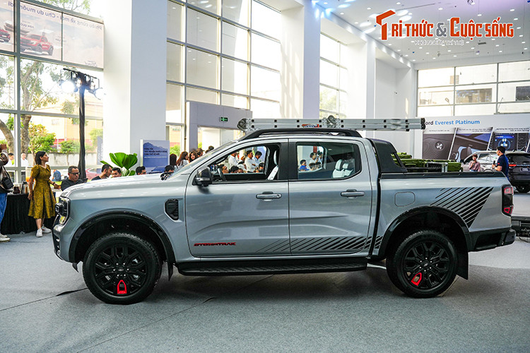 Theo Ford Việt Nam, Stormtrak là phiên bản hướng tới nhóm khách hàng cao cấp mong muốn sở hữu một chiếc Ranger với các trang bị hiện đại, thể thao và cá tính. So với các phiên bản còn lại, Ford Ranger Stormtrak 2024 mới đã được nâng cấp ở ngoại hình và thêm những trang bị lần đầu xuất hiện trong phân khúc xe bán tải tại Việt Nam.
