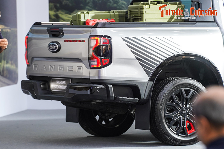 Những thay đổi tiếp theo của xe nằm ở nắp ca-pô được gắn thêm dòng chữ Ranger màu đen tương phản và bộ vành 20 inch mới. Tương tự viền trên cản trước, chấu la-zăng và logo Stormtrak ở hai bên cửa cũng như trên cửa thùng hàng cũng được sơn màu đỏ. Ford Ranger Stormtrak được phân phối tại Việt Nam với 4 màu sắc ngoại thất là trắng, xám, đen và bạc.