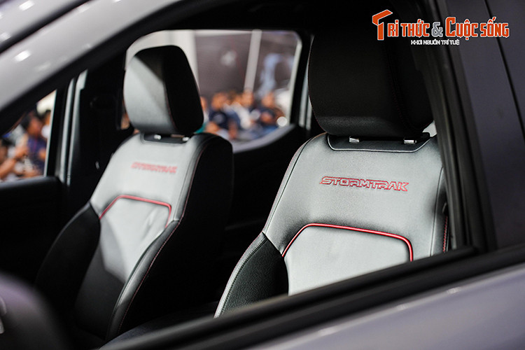 Xe được trang bị hệ thống SYNC 4A điều khiển bằng giọng nói, kết nối Apple CarPlay/Android Auto không dây, ứng dụng FordPass, hệ thống âm thanh 6 loa, tính năng sạc không dây cùng nhiều cổng USB, sạc 12V và ổ cắm điện 230V (400W).