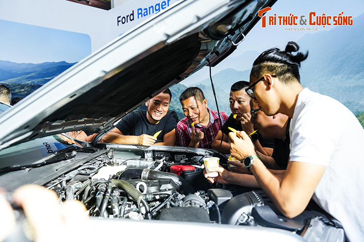 "Trái tim" của Ford Ranger Stormtrak không có gì thay đổi, xe vẫn dùng động cơ diesel 4 xi-lanh, tăng áp kép, dung tích 2.0L, sản sinh công suất tối đa 210 mã lực và mô-men xoắn cực đại 500 Nm. Động cơ đi kèm với hộp số tự động 10 cấp và hệ dẫn động 4 bánh.