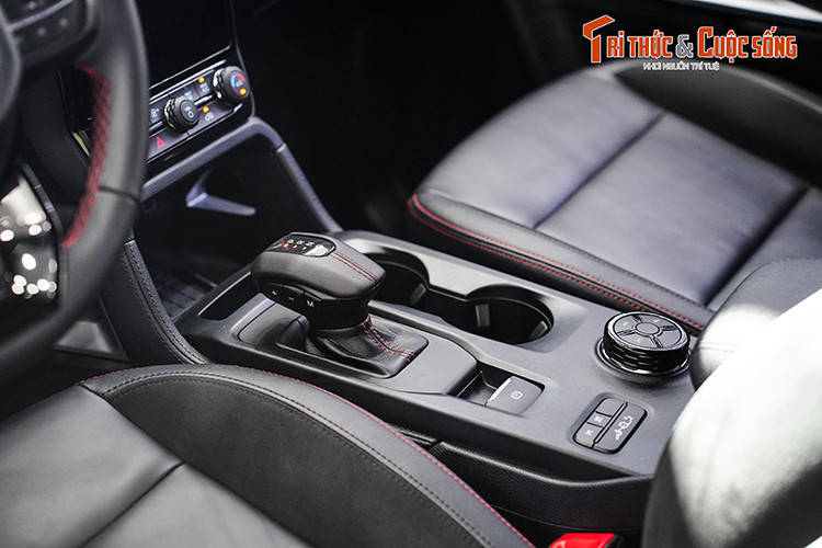 Là bản cao cấp nhất của dòng Ford Ranger nên Stormtrak đương nhiên cũng có đầy đủ trang bị tiện nghi. Xe sở hữu bảng đồng hồ kỹ thuật số 12,4 inch, màn hình cảm ứng trung tâm 12 inch, ghế hành khách phía trước chỉnh điện 8 hướng, cụm cần số điện tử,...