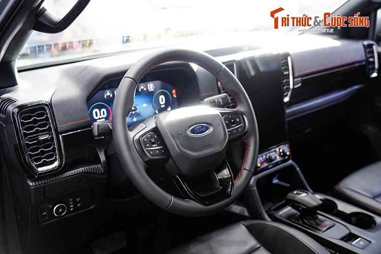 Tương tự ngoại thất, nội thất của Ford Ranger Stormtrak cũng chứng kiến sự kết hợp giữa 2 tông màu đen - đỏ tương phản. Các vị trí bọc da đều có đường chỉ may trang trí màu đỏ, kết hợp cùng những chi tiết ốp mạ crôm tạo cảm giác sang trọng. Trên lưng ghế trước và mặt táp-lô đều có dòng chữ Stormtrak.