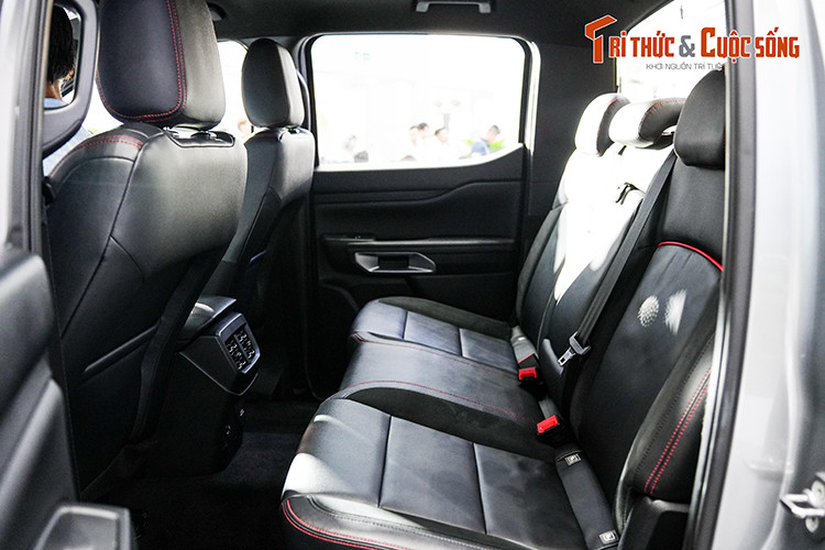 Các tính năng an toàn hiện đại như phanh tay điện tử, tự động giữ phanh tạm thời, hệ thống kiểm soát hành trình thích ứng, hệ thống cảnh báo lệch làn đường, hỗ trợ duy trì làn đường, hỗ trợ phanh khẩn cấp khi gặp chướng ngại vật và cảnh báo điểm mù kết hợp với cảnh báo phương tiện cắt ngang phía sau cũng được trang bị cho phiên bản mới của Ford Ranger.