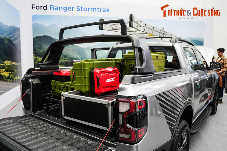 Mức giá xe Ford Ranger Stormtrak 2024 tại Việt Nam lên đến 1,039 tỷ đồng. Với giá bán này, Stormtrak trở thành phiên bản đắt nhất của dòng xe Ford Ranger hiện nay, không kể Raptor. Đồng thời, Stormtrak cũng thay thế Wildtrak để trở thành phiên bản cao cấp nhất của dòng xe bán tải này. 