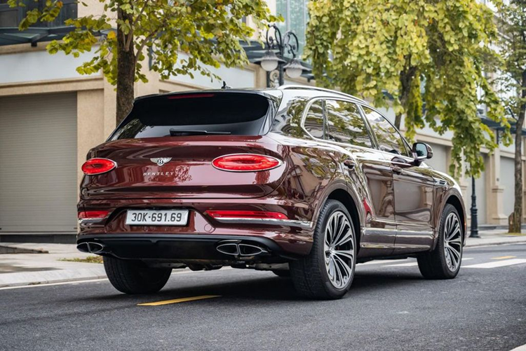 Bên dưới nắp ca-pô, siêu phẩm Bentley Bentayga First Edition đời 2021 này sử dụng động cơ xăng V8 4.0L tăng áp kép, sản sinh công suất 542 mã lực và 770 Nm mô-men xoắn. Từ đó, chiếc xe có thể tăng tốc từ 0 - 100 km/h chỉ trong khoảng thời gian 4.5 giây trước khi chạm mốc 289 km/h.