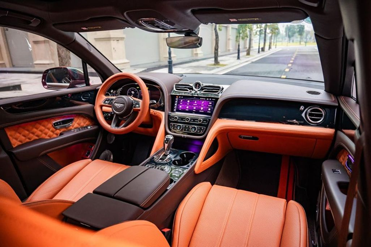 Chiếc Bentley Bentaga First Edition trong bài sở hữu nước sơn ngoại thất màu đỏ nâu khá lạ mắt. Nhìn chung tổng thể xe vẫn còn khá mới do chủ nhân ít sử dụng. So với phiên bản tiền nhiệm, Bentley Bentayga First Edition 2021 là một phiên bản nâng cấp với một số thay đổi dễ thấy.