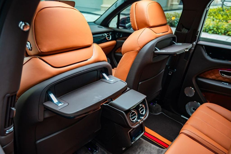 Đầu tiên là bộ mặt ca-lăng và các khe hút gió ở cản dưới đều được sơn đen và thiết kế dạng mắt cáo, hệ thống đèn chiếu sáng pha lê tuyệt đẹp hay mâm xe đa chấu sơn 2 màu tương phải. Tiếp tới, cụm đèn hậu trên Bentley Bentayga 2021 đã được tinh chỉnh lại hình oval mỏng và điệu hơn so với trước đây.