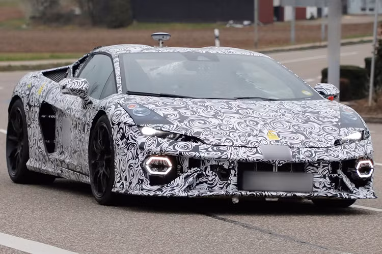 Và trong video này, đồng hồ đo tốc độ kỹ thuật số được hiển thị có kim màu đỏ vượt quá tốc độ động cơ tối đa đã tiết lộ trước đó.