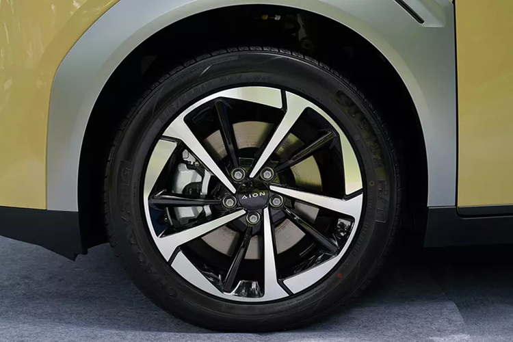 Giá xe Aion Y Plus tương ứng của 2 phiên bản này là 969.000 Baht (khoảng 660 triệu đồng) và 1.099.900 Baht (748 triệu đồng). Aion Y Plus có kích thước dài x rộng x cao lần lượt là 4.535 x 1.870 x 1.650 mm và chiều dài cơ sở 2.750 mm. Như vậy, mẫu xe này có kích thước như đối thủ VinFast VF7 nhưng chiều dài cơ sở lại ngắn hơn đáng kể.