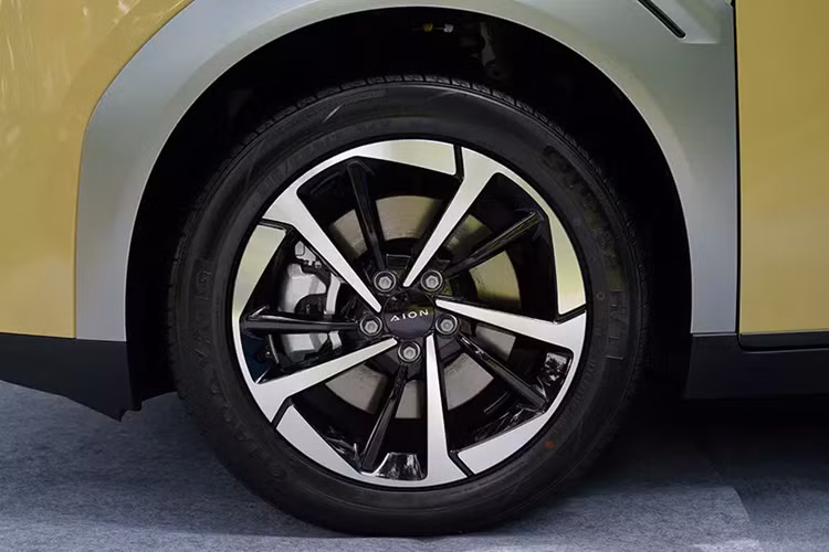 Giá xe Aion Y Plus tương ứng của 2 phiên bản này là 969.000 Baht (khoảng 660 triệu đồng) và 1.099.900 Baht (748 triệu đồng). Aion Y Plus có kích thước dài x rộng x cao lần lượt là 4.535 x 1.870 x 1.650 mm và chiều dài cơ sở 2.750 mm. Như vậy, mẫu xe này có kích thước như đối thủ VinFast VF7 nhưng chiều dài cơ sở lại ngắn hơn đáng kể.