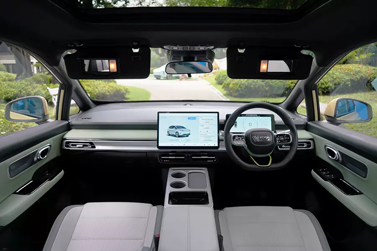 Tuy được định vị trong phân khúc SUV nhưng Aion Y Plus có thiết kế ngoại thất khá giống xe MPV. Điểm nhấn trong ngoại hình của mẫu xe này nằm ở cụm đèn pha Angel’s Wing với 7 dải đèn nằm ngang, kéo dài từ nắp ca-pô xuống cản trước. Bên cạnh đó là ốp cua lốp nổi bật, tay nắm cửa ẩn, bộ vành hợp kim đa chấu phay xước 2 màu và đèn hậu mỏng, vắt ngang đuôi xe.