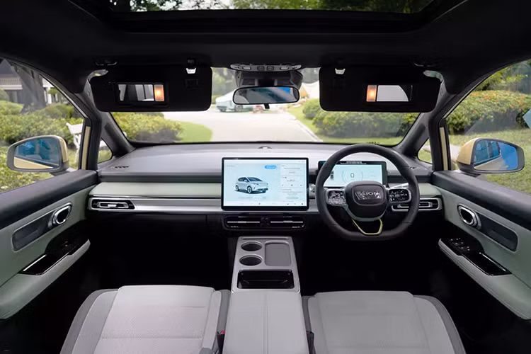 Tuy được định vị trong phân khúc SUV nhưng Aion Y Plus có thiết kế ngoại thất khá giống xe MPV. Điểm nhấn trong ngoại hình của mẫu xe này nằm ở cụm đèn pha Angel’s Wing với 7 dải đèn nằm ngang, kéo dài từ nắp ca-pô xuống cản trước. Bên cạnh đó là ốp cua lốp nổi bật, tay nắm cửa ẩn, bộ vành hợp kim đa chấu phay xước 2 màu và đèn hậu mỏng, vắt ngang đuôi xe.