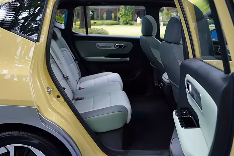 Aion Y Plus tại Thái Lan có những trang bị tiêu chuẩn như đèn pha LED toàn phần, đèn LED định vị ban ngày, đèn hậu LED, vành hợp kim 17 inch và cửa sổ trời toàn cảnh Panorama. Bên trong mẫu xe này là không gian nội thất 2 hàng ghế với 5 chỗ ngồi. Với chiều dài cơ sở lớn và thiết kế sàn phẳng nên nội thất của mẫu xe Trung Quốc này khá rộng rãi.