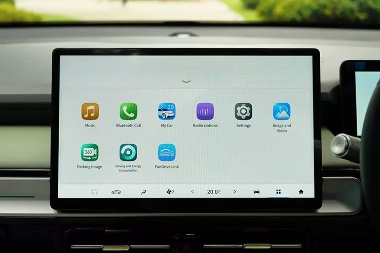 Thêm vào đó là những trang bị an toàn như 4 cảm biến và camera 360 độ. Aion Y Plus tại Thái Lan hiện được trang bị 1 mô-tơ điện nằm trên cầu trước với công suất tối đa 204 mã lực và mô-men xoắn cực đại 225 Nm.