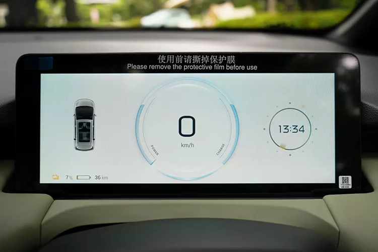 Ghế lái chỉnh điện 6 hướng, vô lăng chỉnh 2 hướng, bảng đồng hồ kỹ thuật số 10,25 inch, màn hình cảm ứng trung tâm 14,6 inch, đèn viền trang trí nội thất 32 màu, phanh tay điện tử, tự động giữ phanh tạm thời, sạc điện thoại không dây, cổng USB Type A, điều hòa tự động, cửa gió dành cho hàng ghế sau và đèn LED đọc sách.