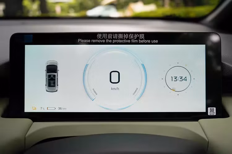 Ghế lái chỉnh điện 6 hướng, vô lăng chỉnh 2 hướng, bảng đồng hồ kỹ thuật số 10,25 inch, màn hình cảm ứng trung tâm 14,6 inch, đèn viền trang trí nội thất 32 màu, phanh tay điện tử, tự động giữ phanh tạm thời, sạc điện thoại không dây, cổng USB Type A, điều hòa tự động, cửa gió dành cho hàng ghế sau và đèn LED đọc sách.