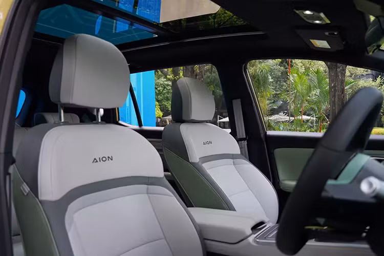 Khoảng duỗi chân dành cho hành khách phía sau lên đến 1.022 mm, được khẳng định là rộng hàng đầu phân khúc. Xe còn được trang bị ghế trước có thể ngả phẳng xuống sàn, biến thành giường ngủ rộng 1,8 m bên trong. Trang bị nội thất của Aion Y Plus đương nhiên cũng khá phong phú với ghế bọc da tổng hợp