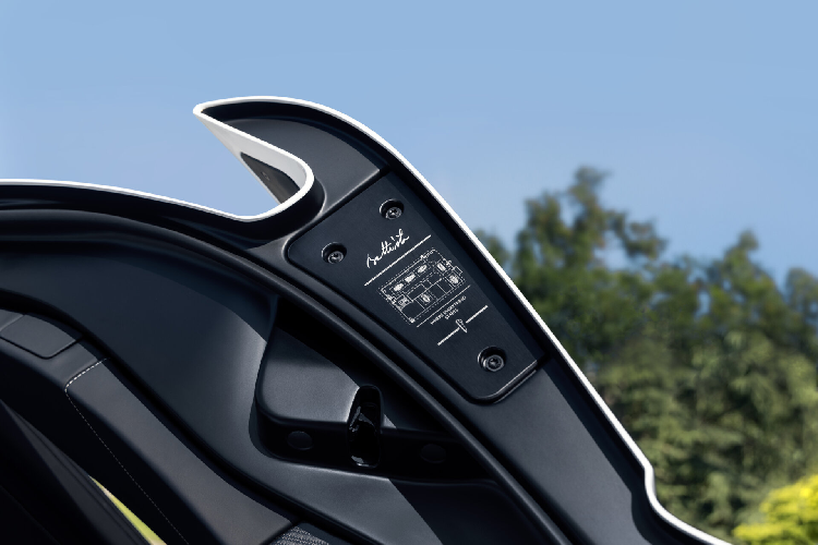 Nội thất của Battista cũng khá đặc biệt. Nổi bật ở phần trên cùng của ghế là thiết kế đen trắng tương tự như trên xe trưng bày B95 Barchetta năm ngoái. Phần còn lại của cabin được bọc da màu đen với những đường chỉ khâu màu trắng tương phản.