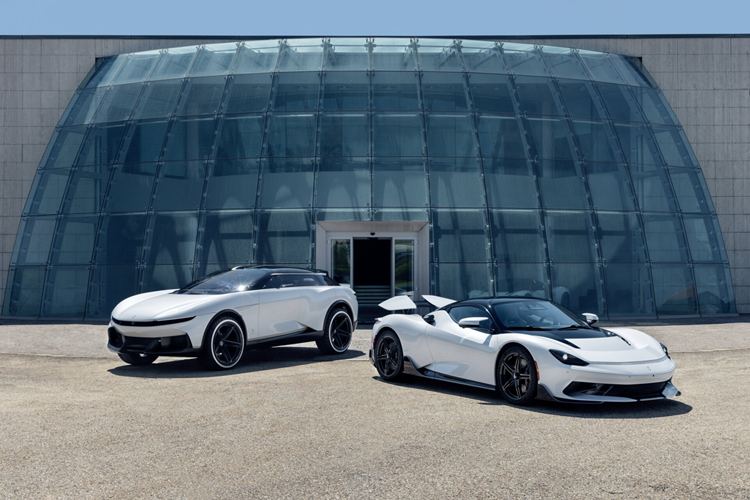 Trong khi một số mẫu Battista khác được thiết kế với tông màu sơn ấn tượng, chủ nhân của chiếc xe Pininfarina Battista chạy điện này đã quyết định giữ mọi chi tiết trên xe rất đơn giản và chọn hầu hết các tấm ốp được hoàn thiện với màu trắng.