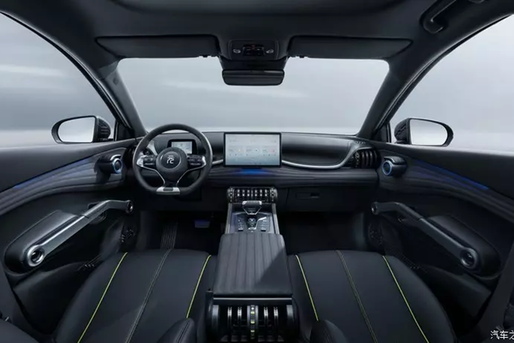 Ở điểm nhấn, BYD Yuan Plus Honor Edition mang ngoại hình/nội thất của mẫu Black Knight, đồng thời nâng cấp tính năng gọi liên tục bằng giọng nói thông minh cùng dải nhiệt độ rộng và hệ thống bơm nhiệt hiệu suất cao tiêu chuẩn cho toàn bộ dòng xe.