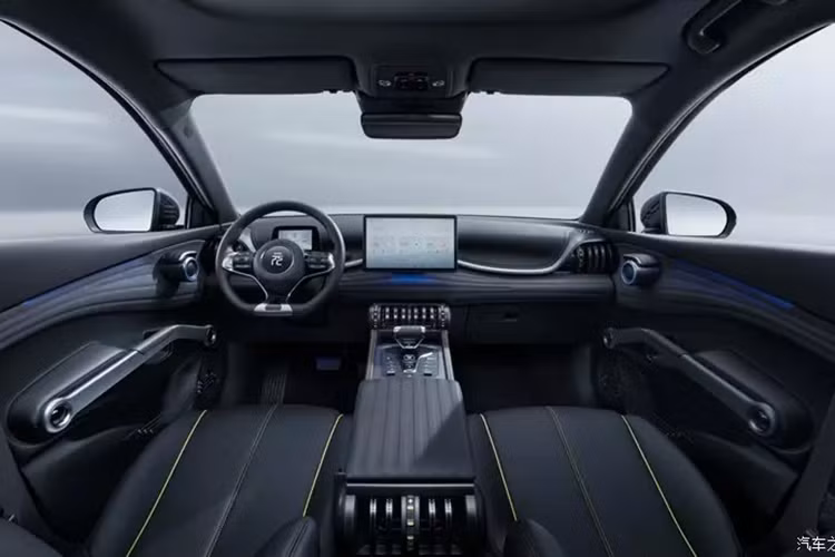 Ở điểm nhấn, BYD Yuan Plus Honor Edition mang ngoại hình/nội thất của mẫu Black Knight, đồng thời nâng cấp tính năng gọi liên tục bằng giọng nói thông minh cùng dải nhiệt độ rộng và hệ thống bơm nhiệt hiệu suất cao tiêu chuẩn cho toàn bộ dòng xe.