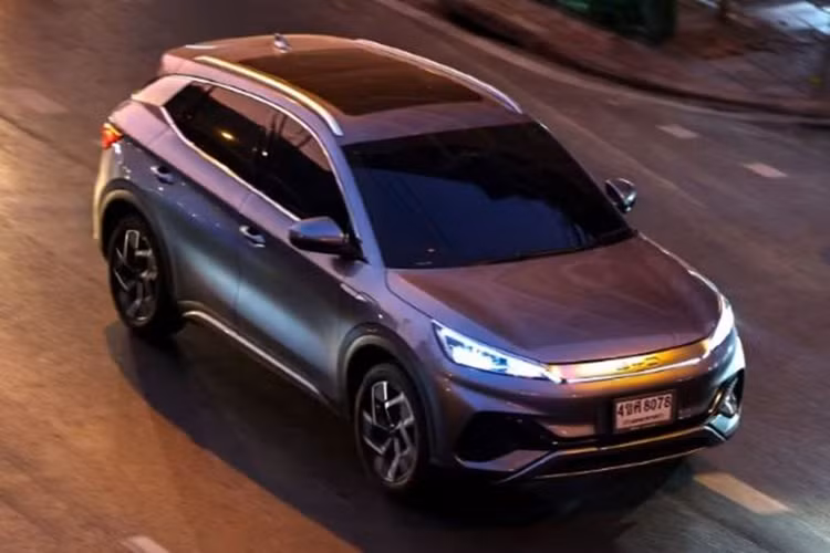 Hình dạng vành xe cũng khá độc đáo. Ở kích thước thân xe, tham khảo mẫu xe hiện tại, chiều dài, chiều rộng và chiều cao của xe mới lần lượt là 4455mm/1875mm/1615mm và chiều dài cơ sở là 2720mm. Ở đuôi xe, thiết kế đèn hậu dạng xuyên thấu rất dễ nhận biết.