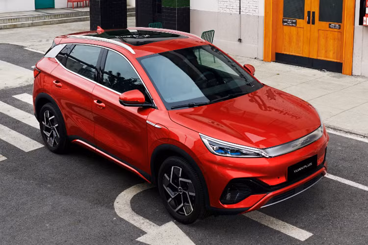 Thiết kế tinh gọn của bảng điều khiển trung tâm có râu rồng treo lơ lửng ở giữa, được trang bị điều hòa dạng quả tạ ở hai bên, cửa gió và tựa tay trung tâm kiểu máy chạy bộ sảng khoái.