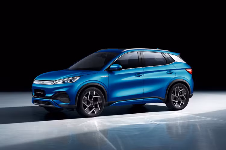 Cột C của xe rất độc đáo và sử dụng tấm trang trí hình “vảy rồng” màu bạc trở thành điểm nhấn ở phần đuôi xe. Nội thất của xe BYD Yuan Plus Honor Edition tiếp tục thiết kế hiện tại, được xây dựng với khái niệm "không gian nhịp nhàng". Bảng điều khiển trung tâm của xe mới bố trí hai màu.