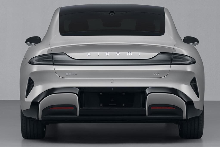 Dự kiến, trong năm 2024, Xiaomi dự định sẽ thử nghiệm khả năng tự lái trong đô thị cho SU7. Xiaomi SU7 sẽ có cả phiên bản dẫn động cầu sau RWD và dẫn động 4 bánh toàn thời gian AWD. Bản RWD dùng 1 mô-tơ điện nằm trên cầu sau, tạo ra công suất tối đa 295 mã lực.