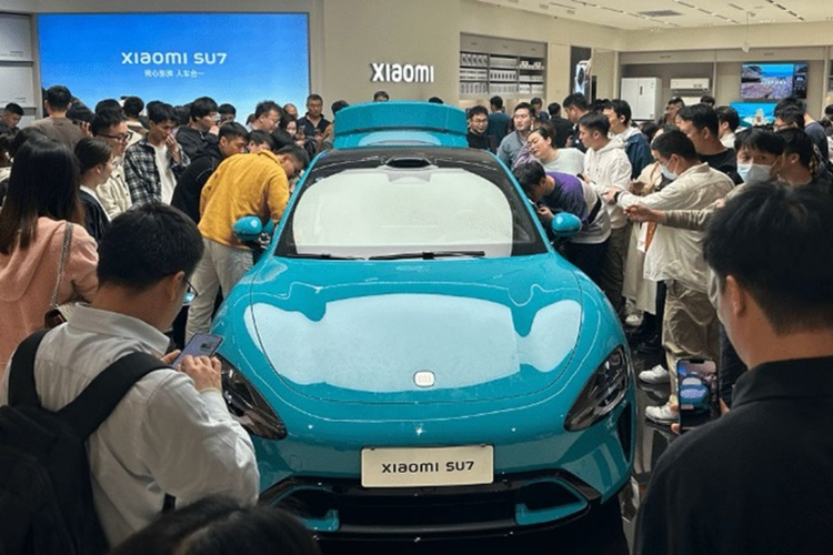 Xiaomi áp dụng chính sách giá bán rẻ nhất trong phân khúc sedan điện hạng trung, tính cạnh tranh cao thông qua việc hãng áp dụng chiến lược chấp nhận “bán lỗ”, tức bán dưới giá thành để lấy doanh số.