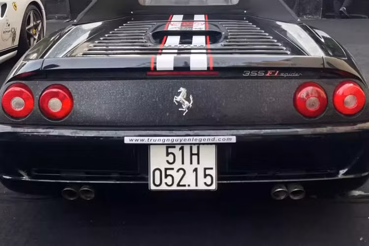 Trong suốt vòng đời sản xuất của mình, siêu xe mui trần Ferrari F355 Spider có tổng cộng 3.717 chiếc được cho ra đời, trong đó, có 2.664 chiếc được sản xuất với hộp số tay 6 cấp và 1.053 chiếc còn lại được trang bị với hộp số F1 hiện đại.