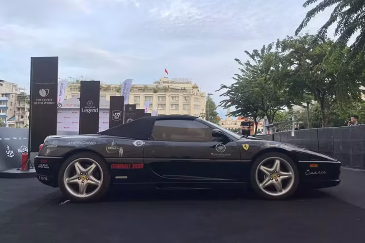 Tại Việt Nam chỉ có đúng 2 chiếc siêu xe Ferrari F355 được nhập về nước và chúng đều thuộc sở hữu của ông Đặng Lê Nguyên Vũ.