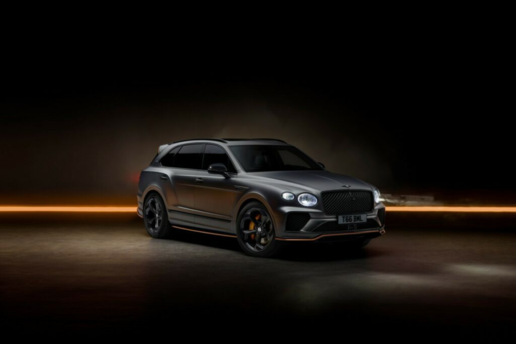 Theo hãng xe Anh quốc, Bentley Bentayga S Black Edition 2024 là chiếc SUV nổi bật nhất được sản xuất cho đến nay. Mẫu SUV siêu sang này sở hữu một diện mạo dữ dằn với ngoại thất có nhiều chi tiết màu đen cũng như bộ Bodykit Styling Specification độc đáo của thương hiệu.