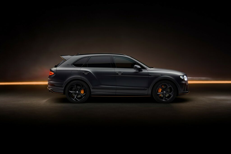 Khách hàng lựa chọn SUV siêu sang Bentley Bentayga S Black Edition có thể lựa chọn các đường viền phối màu gồm màu Mandarin, Signal Yellow, Klein Blue, Pillar Box Red, Ice, Hyper Green và Beluga. Đường viền màu này được chạy quanh phần cản trước, líp hông cũng như phần cản sau và cánh gió sau.