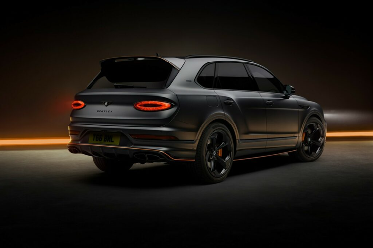 Phiên bản Hybrid của Bentayga co thể tăng tốc lên 100 km/h trong 5,3 giây và đạt tốc độ tối đa lên tới 254 km/h. Mức giá xe Bentley Bentayga S Black Edition chưa công bố.
