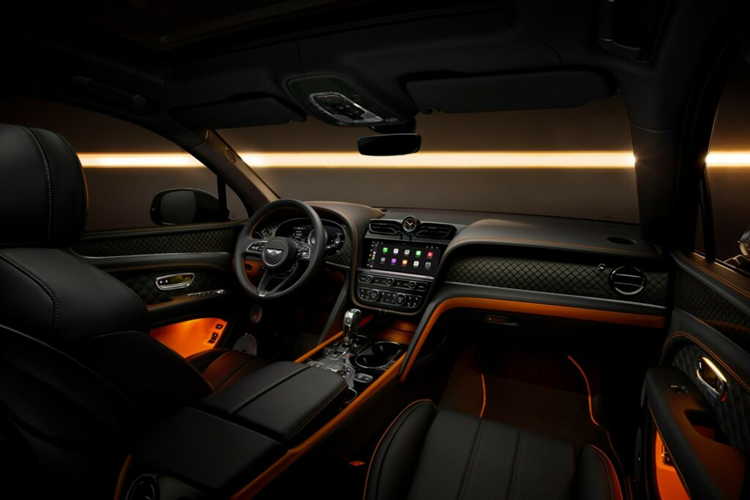 Ngoài ra chiếc xe còn có các chi tiết ốp bằng sợi carbon mới trên bảng điều khiển trung tâm. Bentley cũng đã bổ sung gói trang trí Dark Chrome tối màu mới đem đến tông màu tối, sang trọng cho khoang nội thất của xe.