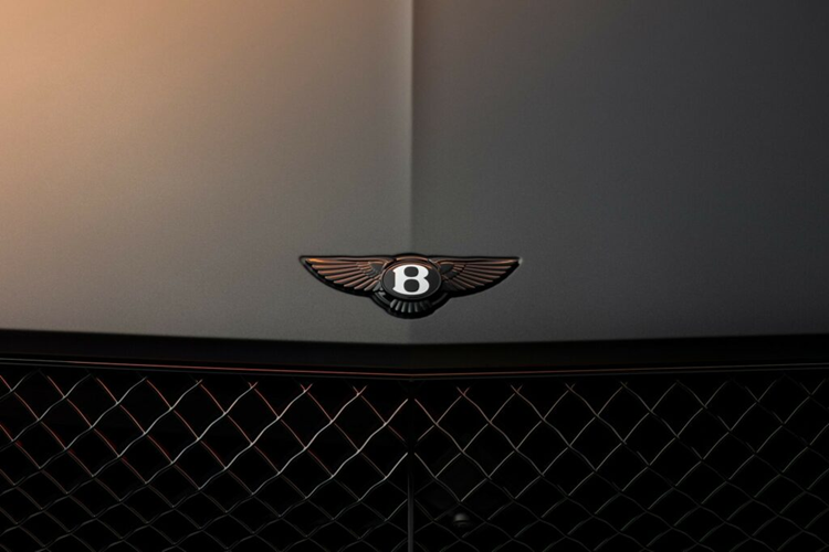 Phiên bản Bentayga S Black Edition vẫn có khả năng vượt địa hình với các chế độ hỗ trợ lái địa hình linh hoạt. Ngoài ra, thương hiệu cũng bán ra phiên bản Bentley S Black Edition với trang bị động cơ Hybrid.