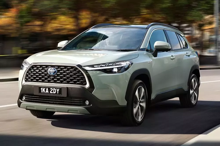 Theo kế hoạch, vào ngày 8/2/2024 tới đây, hãng Toyota sẽ chính thức ra mắt phiên bản nâng cấp của dòng xe Corolla Cross ở thị trường Thái Lan. Xe dành cho thị trường Việt Nam hiện được nhập khẩu nguyên chiếc từ Thái Lan. Do đó, không có gì bất ngờ khi Toyota Corolla Cross ở Việt Nam cũng rục rịch được nâng cấp theo xe tại Thái Lan.