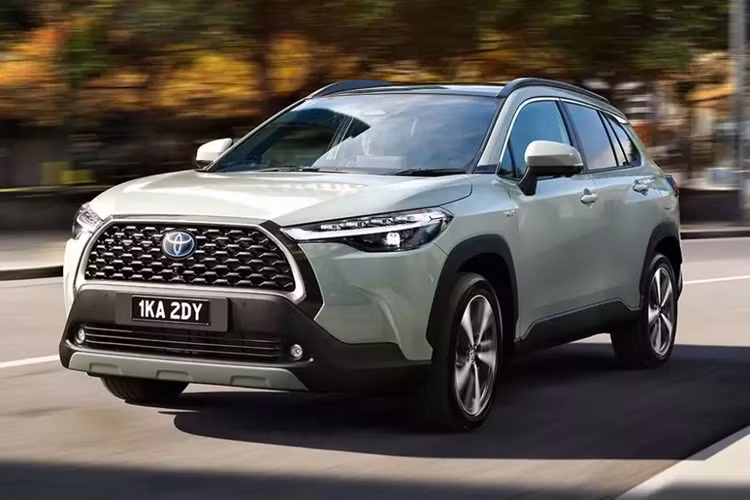 Theo kế hoạch, vào ngày 8/2/2024 tới đây, hãng Toyota sẽ chính thức ra mắt phiên bản nâng cấp của dòng xe Corolla Cross ở thị trường Thái Lan. Xe dành cho thị trường Việt Nam hiện được nhập khẩu nguyên chiếc từ Thái Lan. Do đó, không có gì bất ngờ khi Toyota Corolla Cross ở Việt Nam cũng rục rịch được nâng cấp theo xe tại Thái Lan.