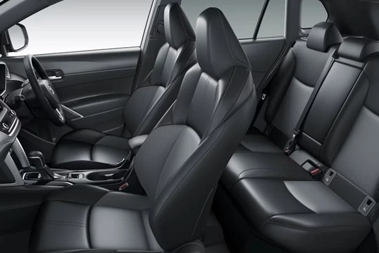 Bên cạnh đó là sự xuất hiện của những trang bị mới như phanh tay điện tử, tự động giữ phanh tạm thời Auto Hold và cổng sạc USB Type C cho cả 2 hàng ghế. Ở bản V, xe sẽ dùng cửa sổ trời 1 mảnh thông thường. Trong khi đó, bản HV cao cấp nhất được nâng cấp lên cửa sổ trời toàn cảnh Panorama mới.